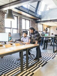 équipe en discussion